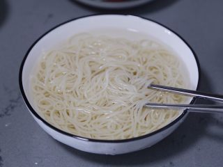 7、麻酱凉面,随后捞出，过两遍凉水，放入碗中待用