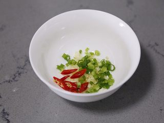 8、麻酱凉面,将葱姜蒜末放入碗中