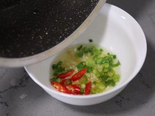 9、麻酱凉面,将油烧至冒烟，淋入葱姜蒜碗中