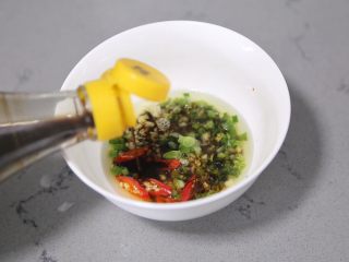 10、麻酱凉面,再调入酱油和醋