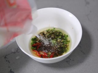 11、麻酱凉面,再调入少许盐和白色拌匀