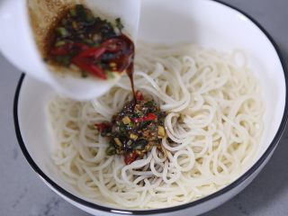 12、麻酱凉面,接着倒入面条碗中，拌匀