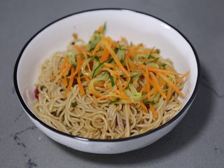 13、麻酱凉面,在拌好的面条上摆上黄瓜和胡萝卜丝