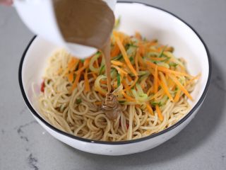 14、麻酱凉面,再倒入芝麻酱，稍微拌一拌