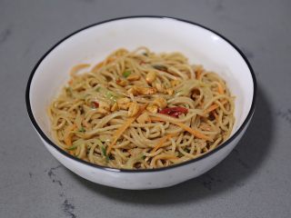 15、麻酱凉面,最后撒上一些花生碎即可