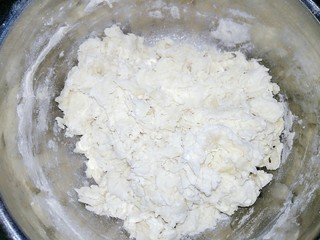 2、鲜虾杂蔬披萨,搅拌成面絮状