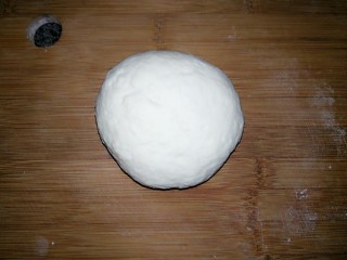 3、鲜虾杂蔬披萨,揉成光滑的面团发酵