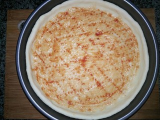 8、鲜虾杂蔬披萨,刷上酱料