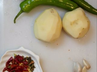 1、青椒土豆丝,食材洗净、土豆去皮,