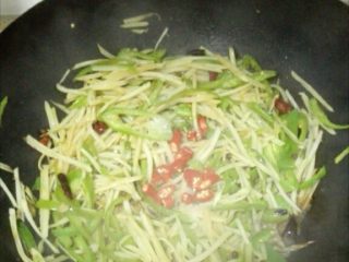 12、青椒土豆丝,加小米辣,炒匀关火。