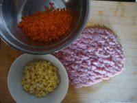 1、蒸玉米胡萝卜紫菜肉卷,准备主料洗净，肉切成肉泥、胡萝卜切碎末、鲜玉米剥粒备用