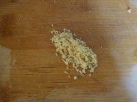 2、蒸玉米胡萝卜紫菜肉卷,姜切成末备用