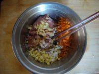 3、蒸玉米胡萝卜紫菜肉卷,将上述材料全部放入容器内，调入花生油、盐、淀粉、蒸鱼豉油或生抽、十三香调料