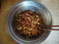 4、蒸玉米胡萝卜紫菜肉卷,搅拌均匀备用