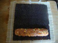 6、蒸玉米胡萝卜紫菜肉卷,把调好的肉末陷放在紫菜上，整成型