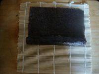 7、蒸玉米胡萝卜紫菜肉卷,然后利用寿司卷帘，将肉馅包在紫菜内卷起