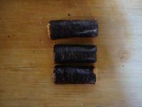 9、蒸玉米胡萝卜紫菜肉卷,将卷好的肉卷切成段。依次把剩余的食材都做完