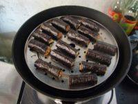 10、蒸玉米胡萝卜紫菜肉卷,把切成段的肉卷放入蒸帘上，冷水上锅大火烧开，转中火蒸10分钟即可