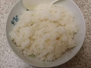 1、紫菜包饭,将刚出锅的米饭趁热加入适量香油、盐、糖、寿司醋拌匀