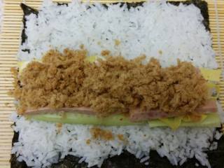 5、紫菜包饭,在靠自己的这一头，铺上黄瓜、鸡蛋、火腿、肉松