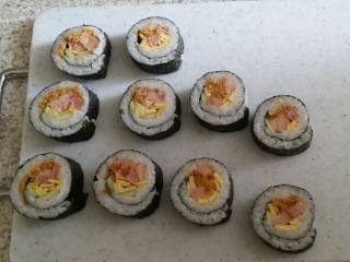 7、紫菜包饭,去掉竹帘，在干净的刀上沾水，将紫菜包饭切成合适的大小即成