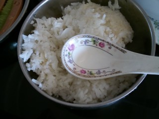 4、寿司,米饭加入一勺寿司酷