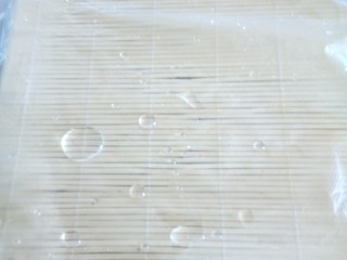 5、寿司,寿司帘包上保鲜膜