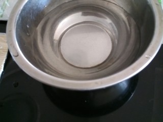 6、寿司,准备一碗水