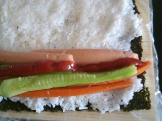 8、寿司,放上材料，挤番茄酱