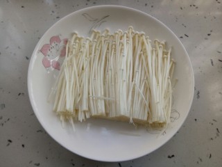 3、蟹棒金针菇蒸粉丝,金针菇去根部,洗干净
