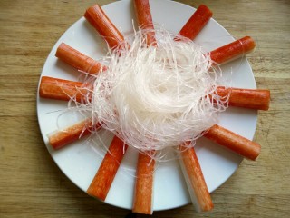 13、蟹棒金针菇蒸粉丝,粉丝放中间