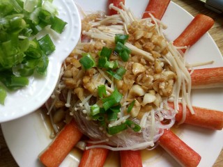 17、蟹棒金针菇蒸粉丝,蒸好出锅洒上葱花