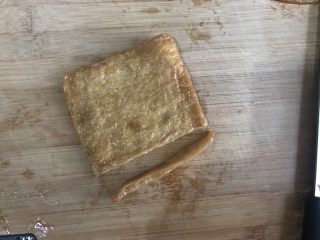 2、小熊便当,取一块寿司豆皮，切掉一边