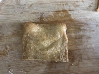 3、小熊便当,在豆皮的两个角里面放入一小勺米饭，用手轻轻压出小熊的耳朵形状