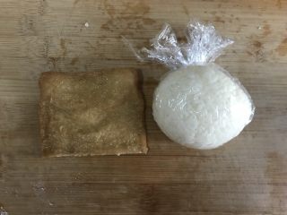 4、小熊便当,米饭放在保鲜膜里捏出和豆皮差不多大小的饭团