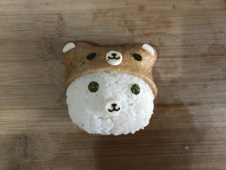 6、小熊便当,把压好的海苔和奶酪贴在小熊上（压模器压的眼睛太小了，后来我自己用剪刀重新剪了）