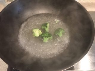 7、小熊便当,烧开水，放少许盐和油，加入西兰花焯熟