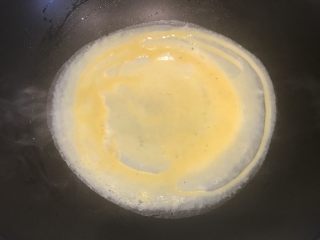 10、小熊便当,锅里放一点点油，倒入蛋液摊平