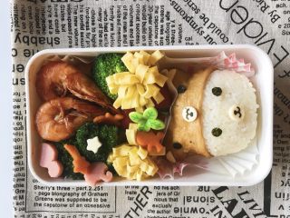13、小熊便当,香肠、胡萝卜、奶酪用模具压花，将所有的食材依次摆入便当盒里就好啦