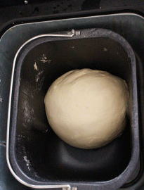 2、沙茶玉米手撕餐包 ,约20分钟后完成揉面,面团出膜