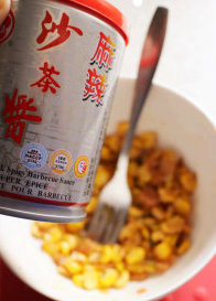 7、沙茶玉米手撕餐包 ,熟玉米粒+沙茶酱混合均匀,小葱切葱花备用