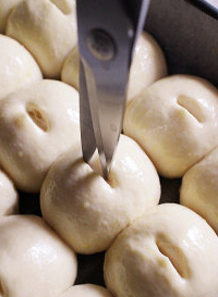 9、沙茶玉米手撕餐包 ,后用剪刀于每个小面团中心剪一个小口