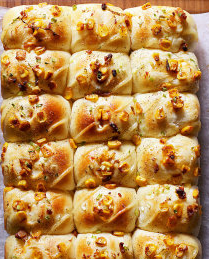 14、沙茶玉米手撕餐包 ,面包於烤箱取出后,须尽快离开模具,放置在烤架上待凉~完成