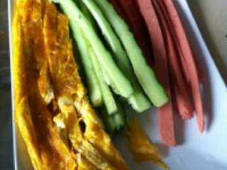 1、教你做最简单的寿司,胡萝卜切条，抄水，鸡蛋摊成饼，切条.