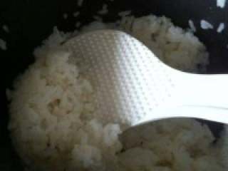 2、教你做最简单的寿司,米饭，最好是东北大米。煮熟后，制作寿司醋，盐，糖，醋的比例为10：1：5.