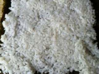 3、教你做最简单的寿司,米饭压实，口感才会好。