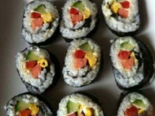 5、教你做最简单的寿司,卷起成品，刀上面记得弄点水，才好切！