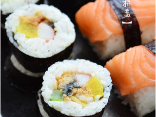 10、寿司拼盘,取掉寿司帘，便成了太卷寿司，用锋利的刀切成块即可