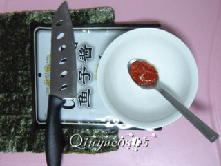 1、鱼子酱军舰寿司,准备：海苔、鱼子酱（是小袋装的，剪一小口，后期用时比较好往出倒。我只倒出来一勺做展示）
