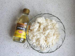 2、鱼子酱军舰寿司,米饭用寿司醋调一下